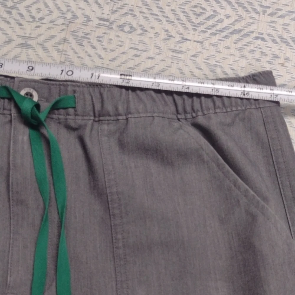 Figs Men's Scrub Pants in Gray
